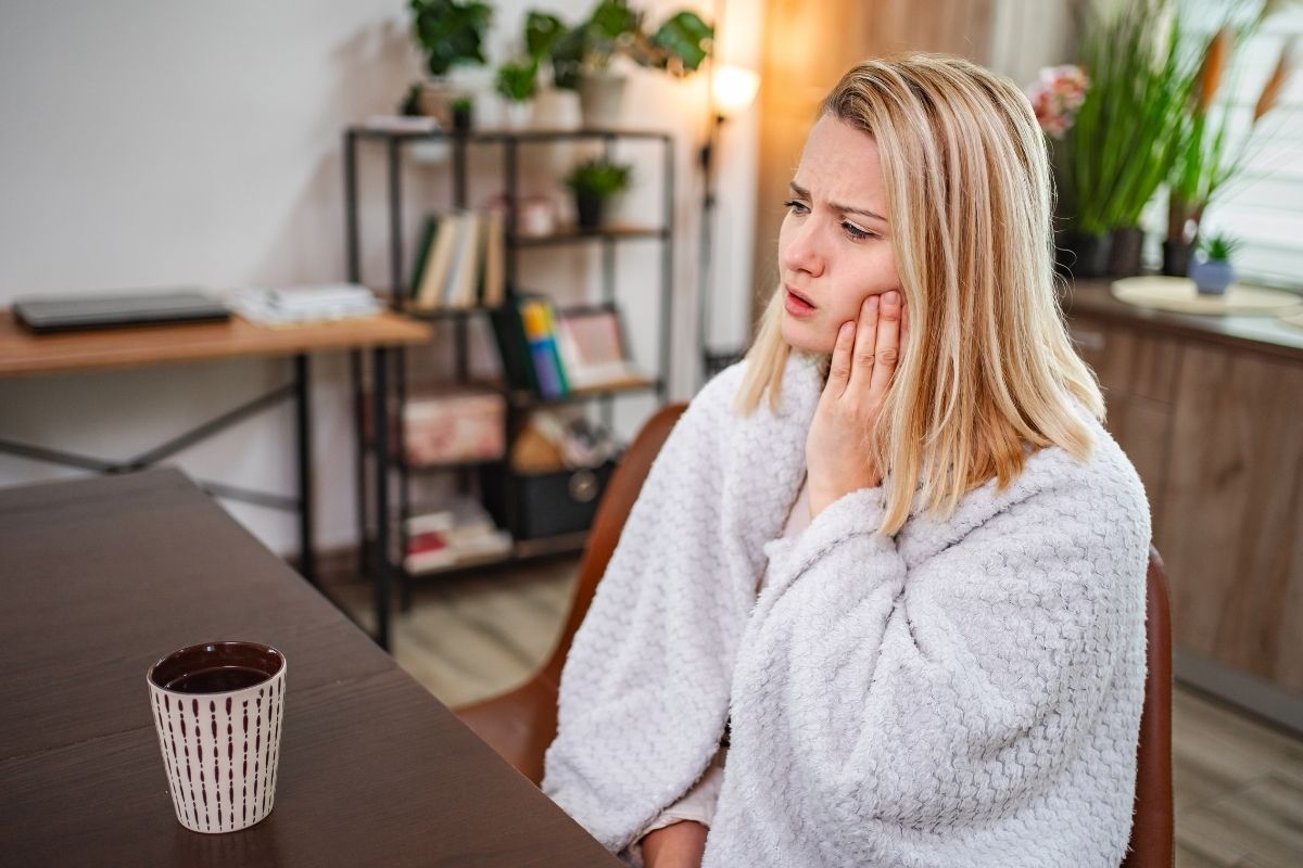 women having tooth pain due to cold weather